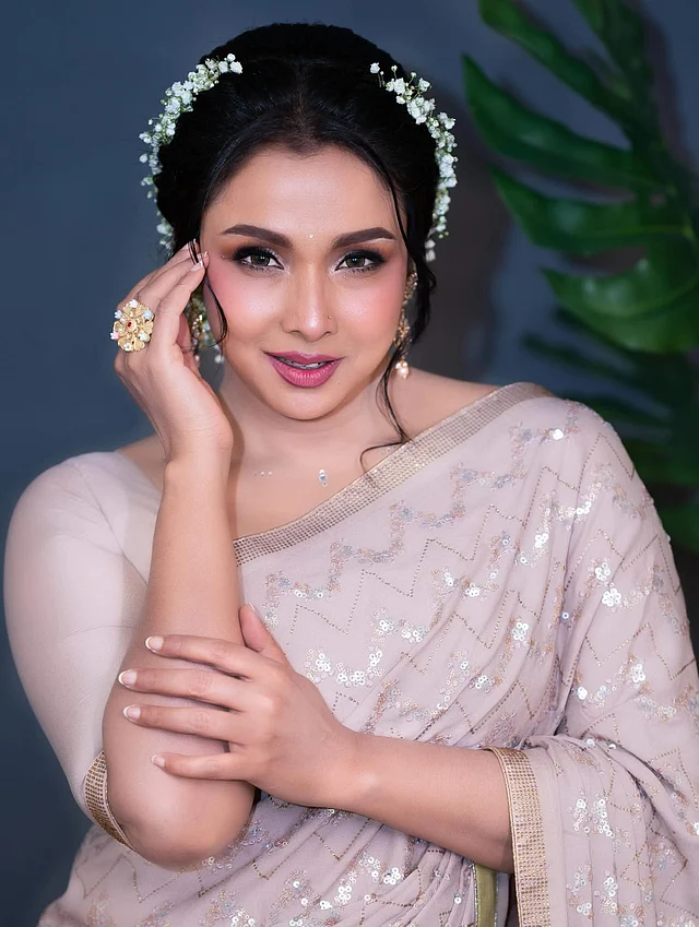 পরিমিত গোলাপি ব্লাশ ও ন্যুড পার্পল-পিংক লিপস নজর কাড়ছে । গলার কাছে আছে ছোট স্টোন ডিটেইলিং 