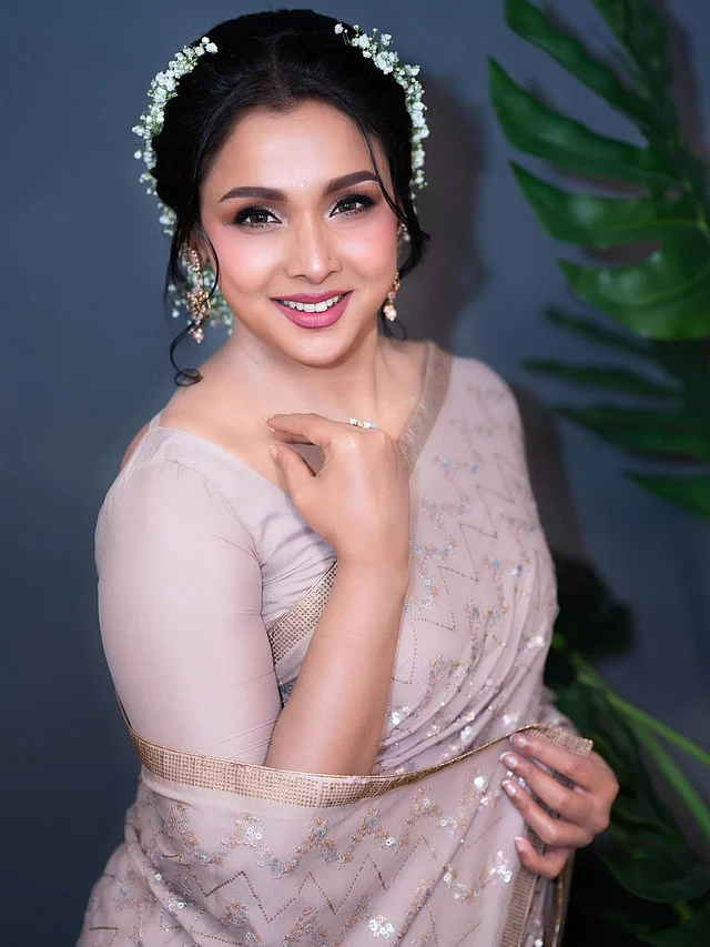 পুরো লুকে খোঁপার সাদা ফুলের গাজরা সোনায় সোহাগা হয়ে আছে