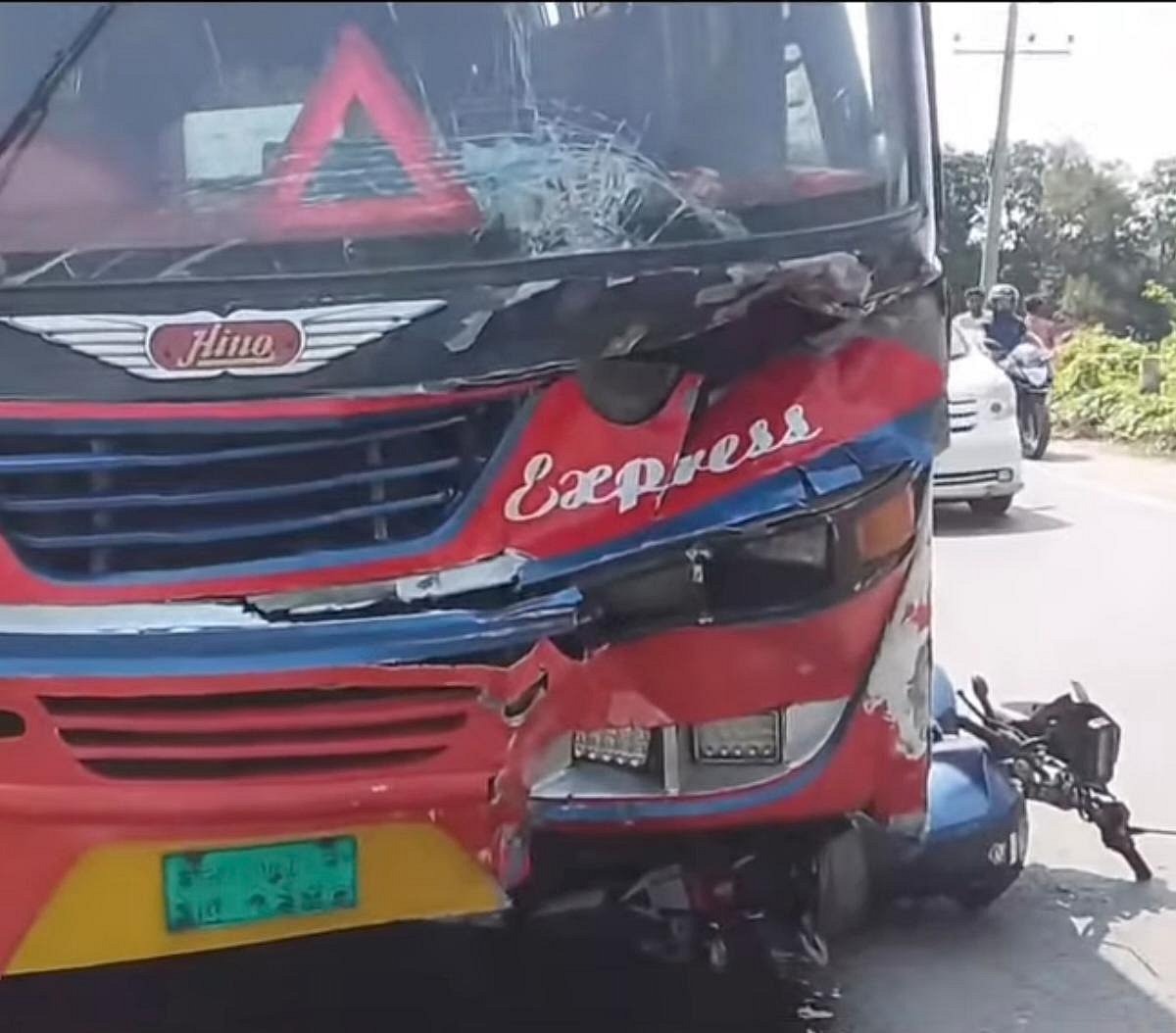 মোটরসাইকেলে ছিলেন বাবা-ছেলে, বাসচাপায় প্রাণ গেল দুজনেরই