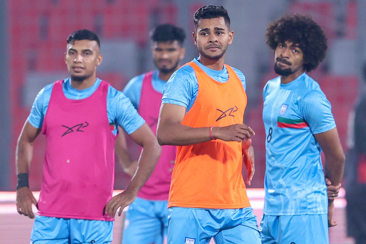 হামজাদের নতুন কোচের বেতন জোগাড়ে আবার মন্ত্র্রীর সঙ্গে কথা বলবে বাফুফে