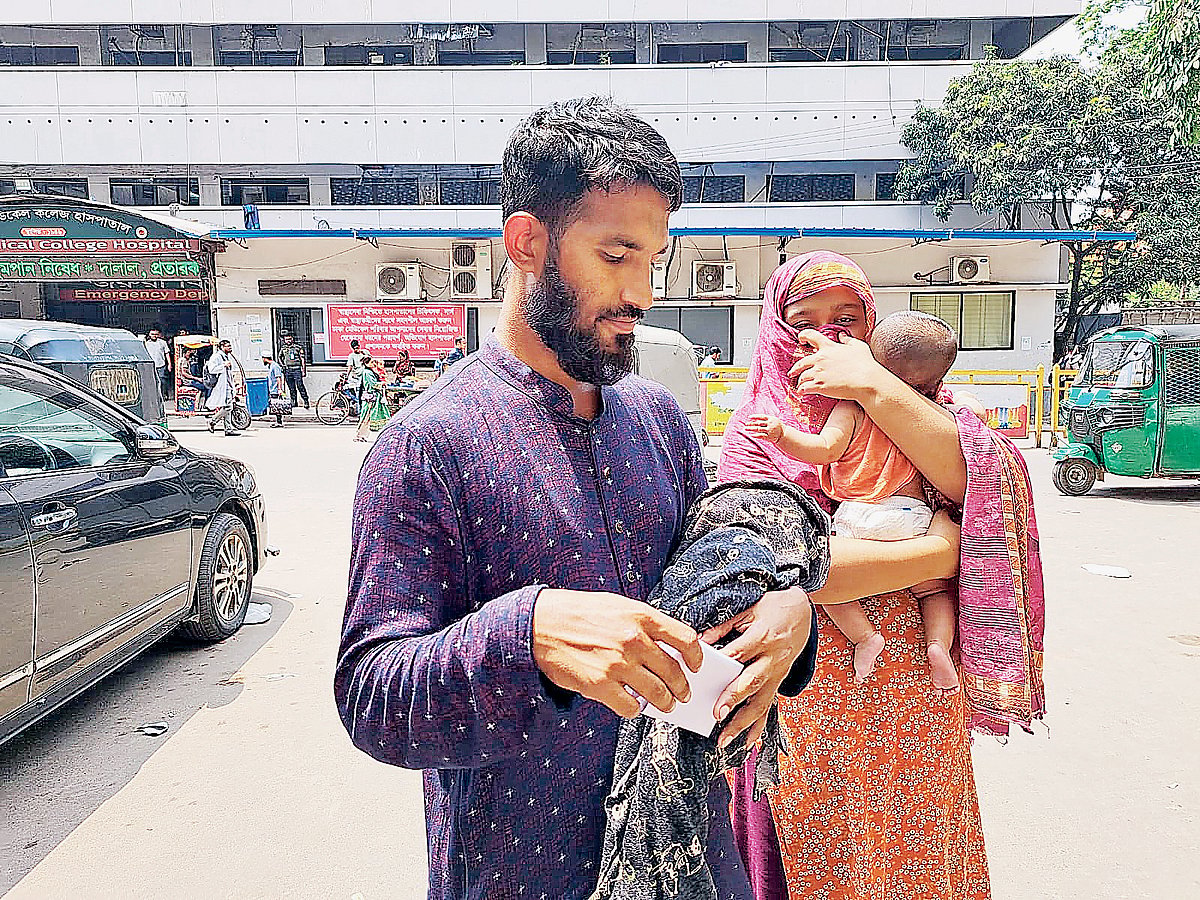যমজ সন্তান কোলে মা–বাবা, একটি মৃত, অন্যটিও হামে আক্রান্ত