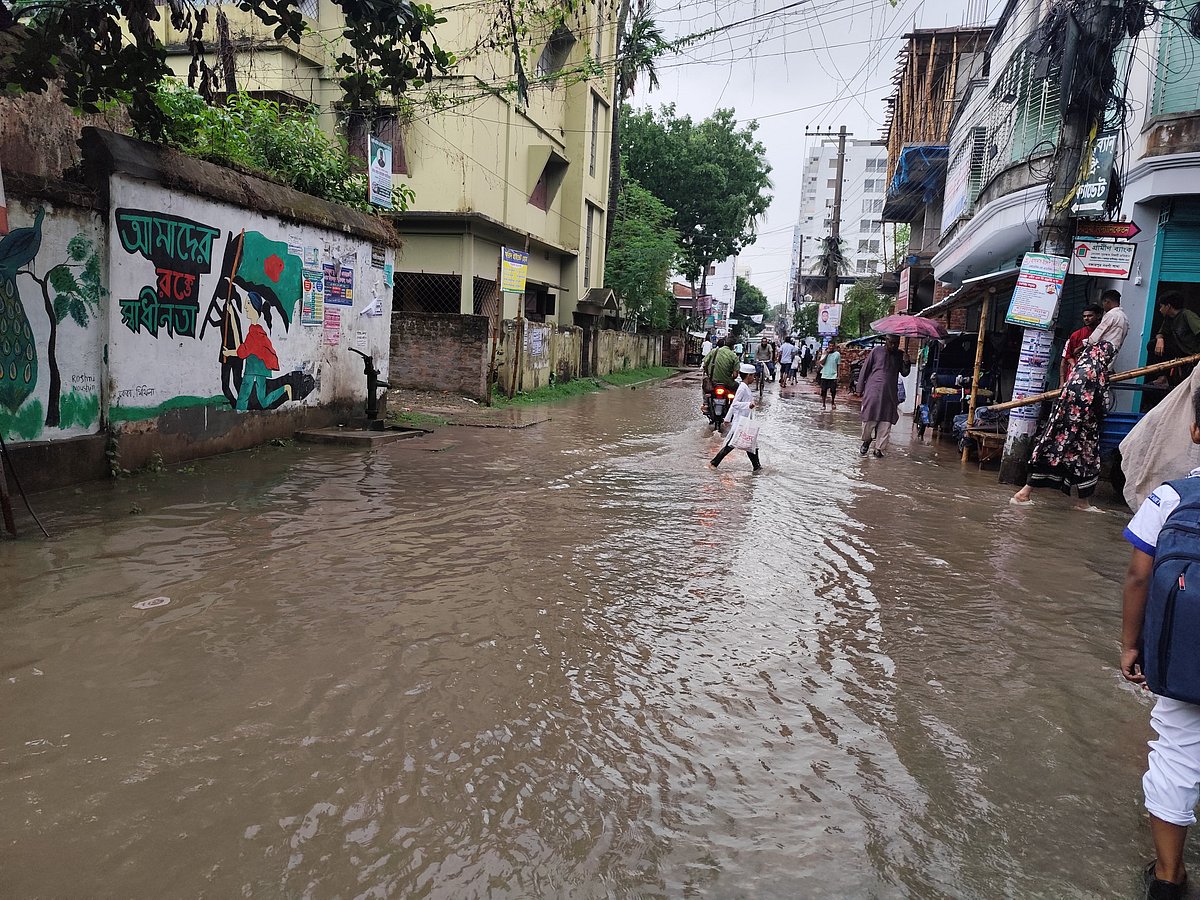 এক ঘণ্টার বৃষ্টিতেই নওগাঁ শহরে জলাবদ্ধতা, মানুষের দুর্ভোগ