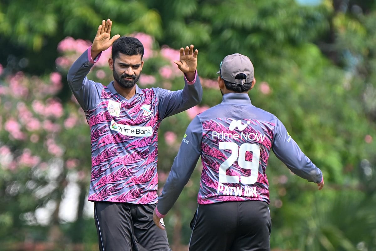 আলিসের হ্যাটট্রিক, মৃত্যুঞ্জয়ের পাঁচের পর ৬ উইকেট