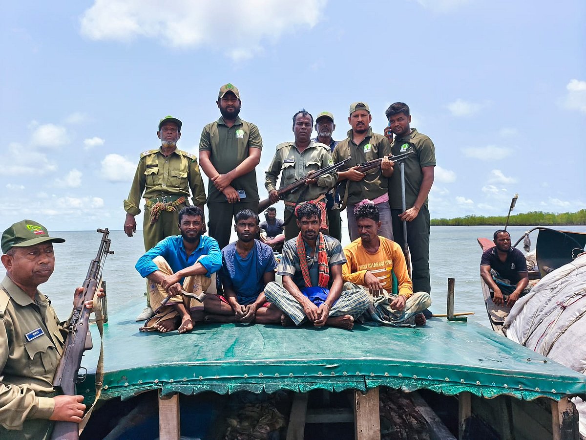 সুন্দরবনে দস্যুদের সঙ্গে বন বিভাগের কর্মীদের গোলাগুলি, হাত–পা বাঁধা অবস্থায় ৪ জেলে উদ্ধার