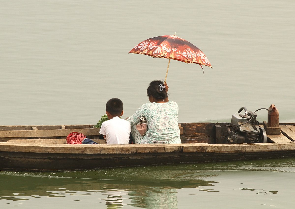 রোদ-বৃষ্টির নিত্যসঙ্গী ছাতা