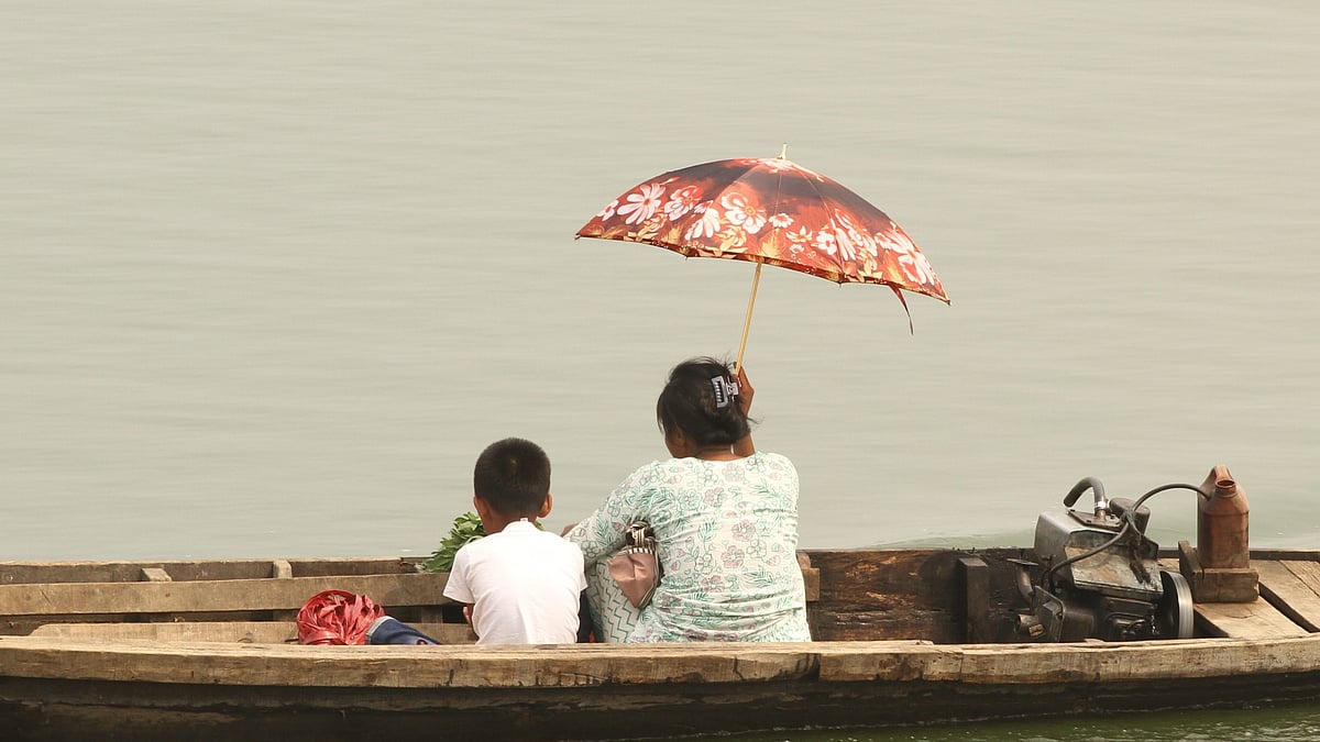 বিস্তীর্ণ জলরাশির বুকে ছোট্ট নৌকায় মা ও ছেলে। তপ্ত রোদের হাত থেকে বাঁচতে তাদের মাথার ওপর পরম মমতায় ছায়া দিচ্ছে একটি রঙিন ছাতা।