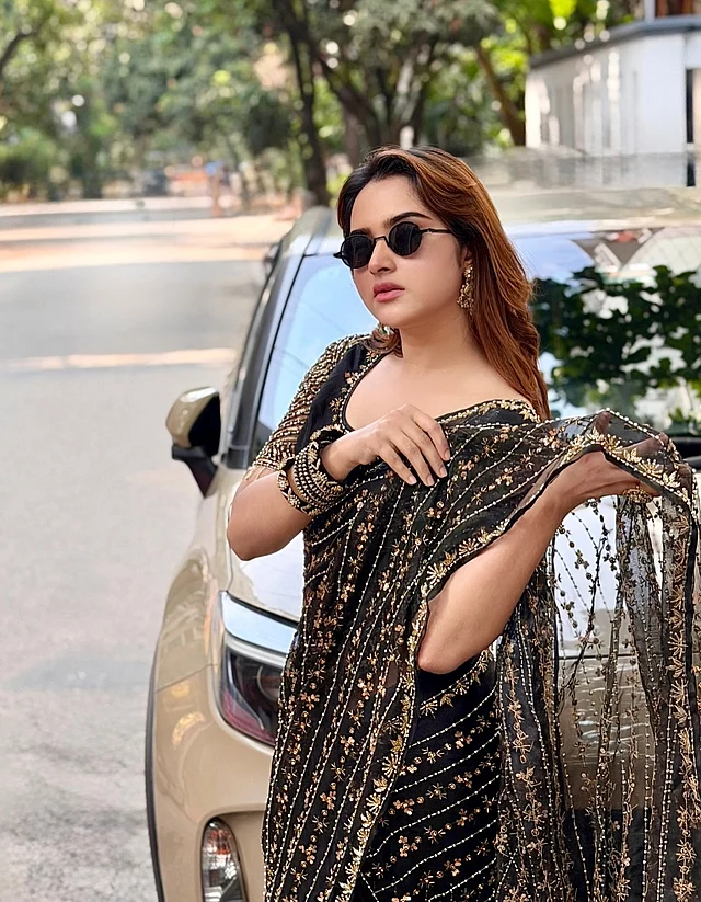 সম্প্রতি এমন কিলার লুকে এক ইভেন্টে গিয়েছেন তিনি। সঙ্গে কালো শেডস 