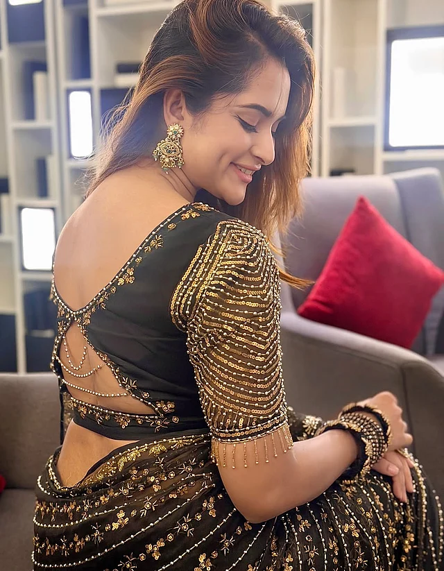 গালের টোল নিয়ে নানা আলোচনা চলছে এই অভিনেত্রীর। তবে তিনি নিজেই জানেন একটু বেশিই সুন্দর লাগছে তাঁকে এই লুকে। তাই তো ক্যাপশনে লিখেছেন, উউপ্স। 