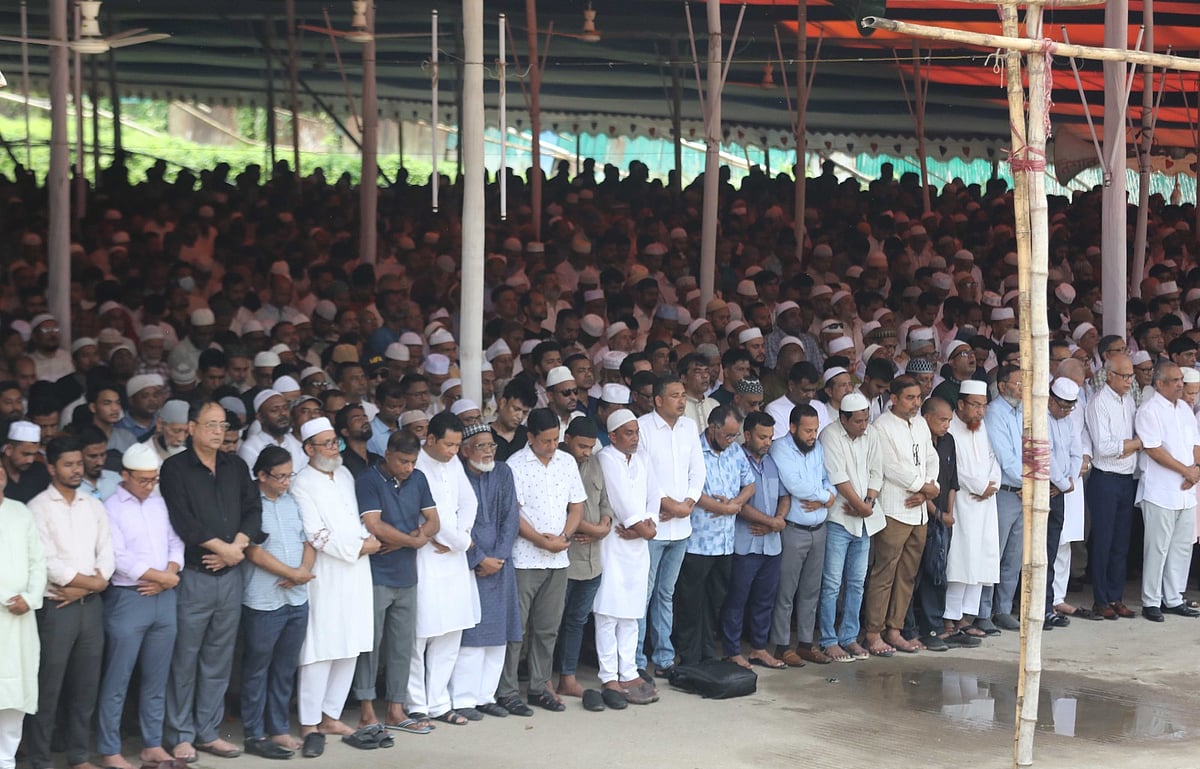 চট্টগ্রামে সাবেক মন্ত্রী মোশাররফ হোসেনের জানাজায় হাজারো মানুষ