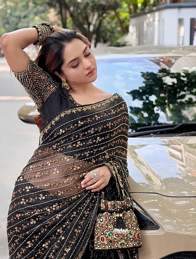 গর্জিয়াস কালো শাড়ির লুকে কেয়া পায়েল 