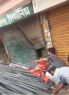 কিছু বুঝে ওঠার আগেই দেখি মানুষটা ট্রাকের নিচে
