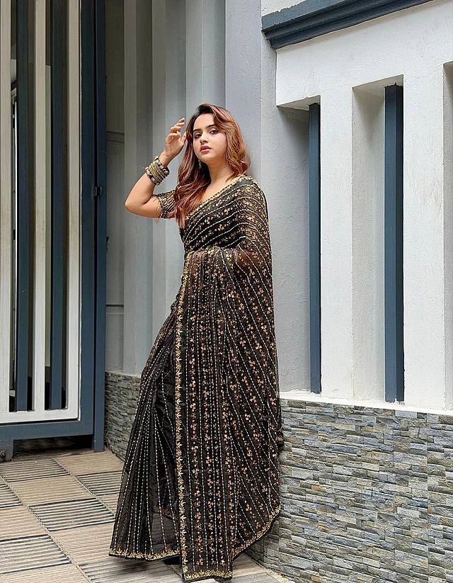 সেই সঙ্গে আছে সর‍্য মানানসই বর্ডার 