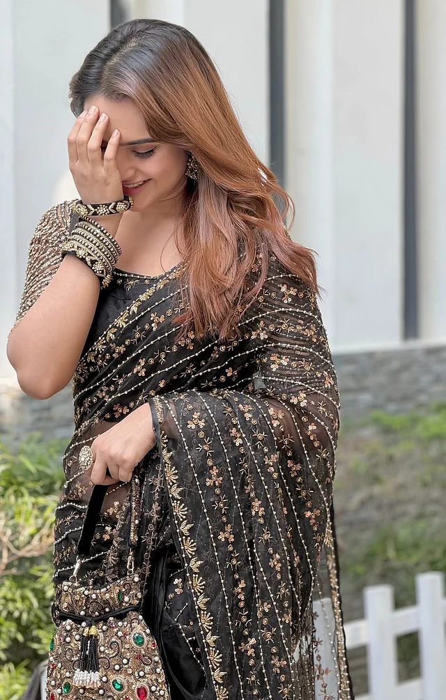 চেস্টনাট ব্রাউন হাইলাইট করা খোলা চুলে খুনসুটির মুডে পায়েল