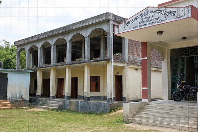 ৩৭ লাখ টাকা ব্যয়ে তৈরি স্কুলের ভবন অচল অবস্থায় পড়ে আছে, নেই দোতলায় ওঠার সিঁড়ি
