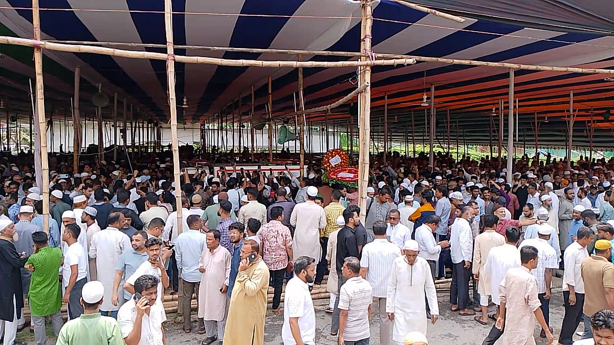 চট্টগ্রামে সাবেক মন্ত্রী মোশাররফ হোসেনের জানাজায় হাজারো মানুষ