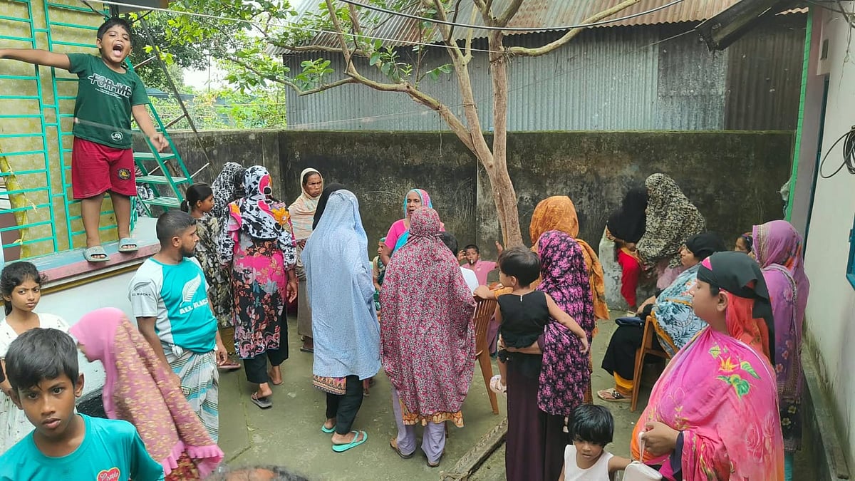 নারায়ণগঞ্জে বাড়ি থেকে ব্যবসায়ীর লাশ উদ্ধার, ডাকাতদের চিনে ফেলায় হত্যা বলছেন স্ত্রী