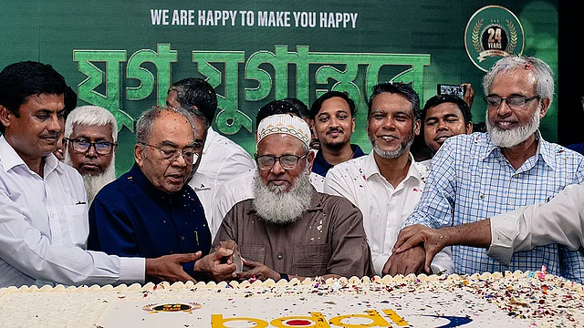 কেক কাটার মধ্যে দিয়ে শেষ হয় দিনব্যাপী আয়োজন