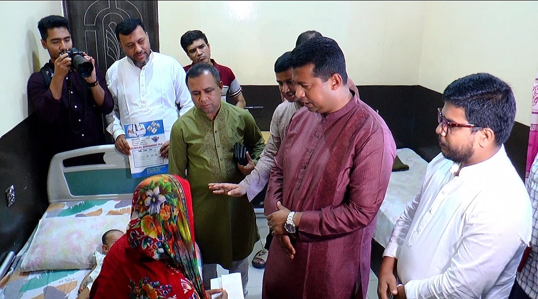 চট্টগ্রামে জেলা প্রশাসকের সহযোগিতায় বাড়ি ফিরল হাসপাতালে আটকে রাখা পাঁচ মাসের শিশুটি