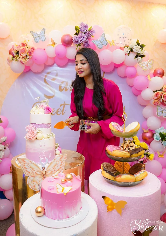 হট পিংক মনোক্রোম ড্রেসের সঙ্গে খোলা চুলে অথই 