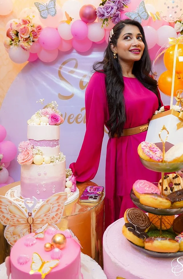 বেল্টেড লুকে ফুটে উঠেছে সুন্দর একটা সিলোয়েট 