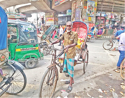 ‘যত কম টাকায় খাওয়া যায় চেষ্টা করি’, বললেন রিকশাচালক আনসার