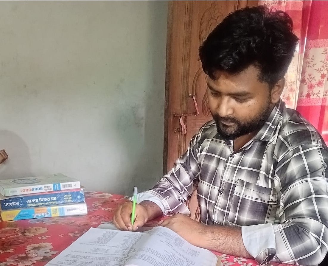 দুর্ঘটনায় ১৭ জন নিহত হলেও জীবিত ছিলেন পাভেল, এখন লড়ছেন অভাবের সঙ্গে