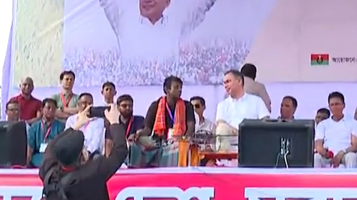 কৃষককে ডেকে পাশে বসালেন প্রধানমন্ত্রী তারেক রহমান