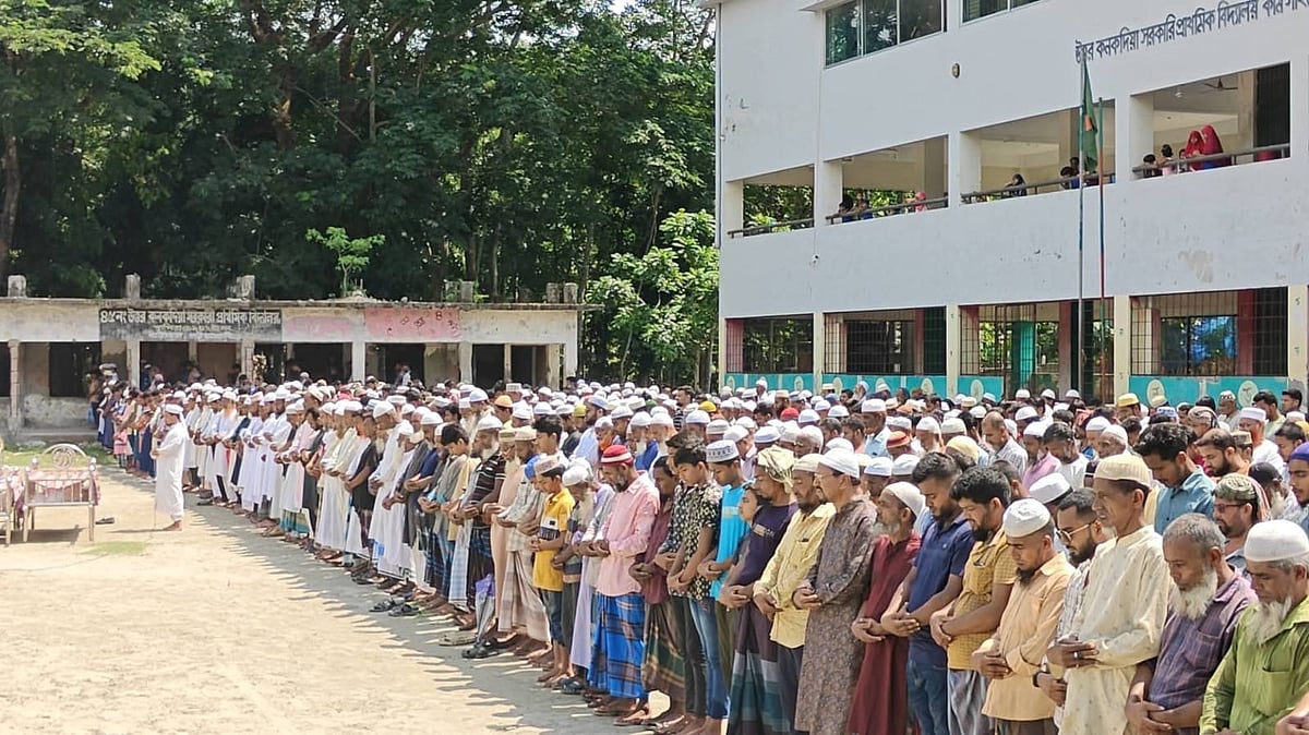 বাউফলে পাশাপাশি কবরে চিরনিদ্রায় একই পরিবারের পাঁচ সদস্য