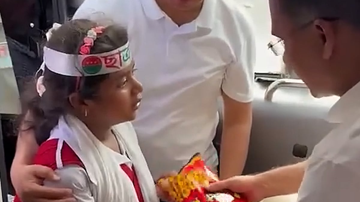 ছোট্ট শিক্ষার্থীকে কাছে ডেকে নিলেন প্রধানমন্ত্রী তারেক রহমান