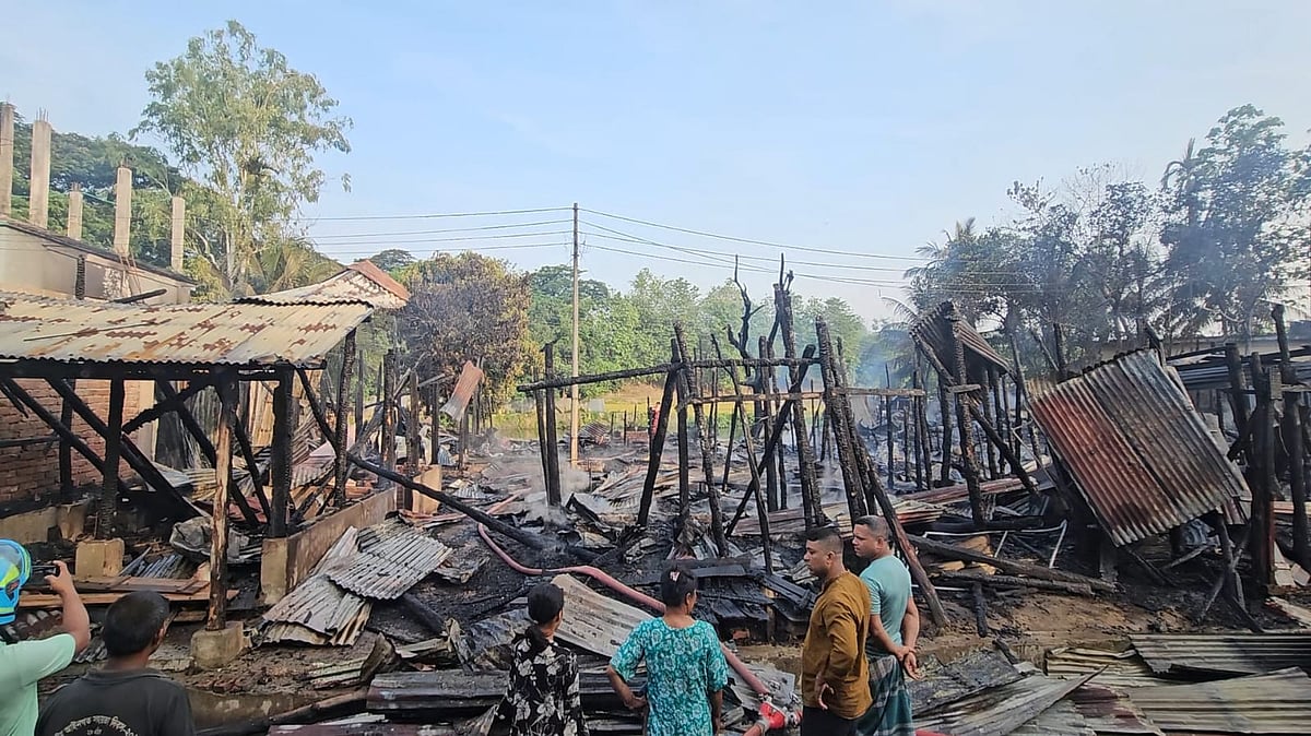 বান্দরবানে গভীর রাতে আগুনে পুড়ল ৪৮ দোকান ও বসতঘর