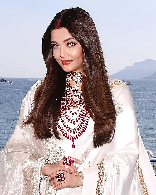 বেনারসী শাড়ি, ম্যাচিং ওড়না আর রুবি পাথরের চোখধাঁধানো গয়নার সঙ্গে সিঁদুর নজর কেড়েছে তাঁর। 