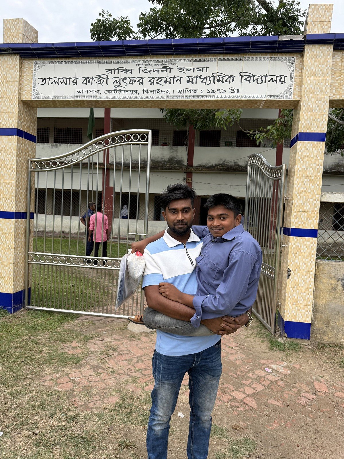 দোকান চালিয়ে পড়ার খরচ জোগাচ্ছে তামিম, ভাইয়ের কোলে করে যাচ্ছে পরীক্ষাকেন্দ্রে