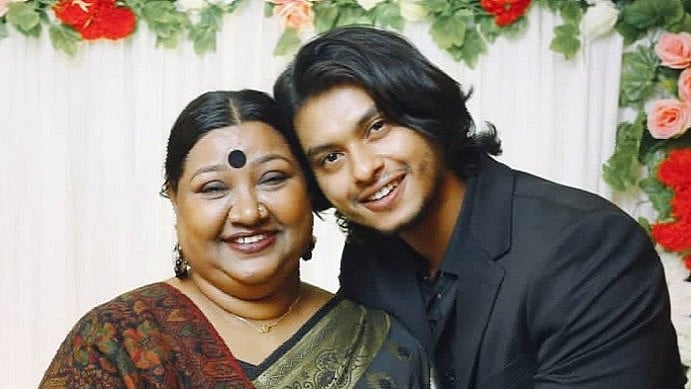 মায়ের সঙ্গে আরশ খান। ছবি: ফেসবুক থেকে