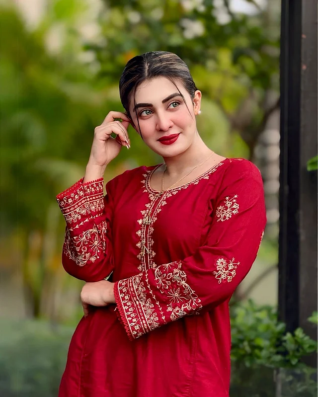 কাজ করা লাল কামিজে সুন্দর লাগছে তাঁকে 