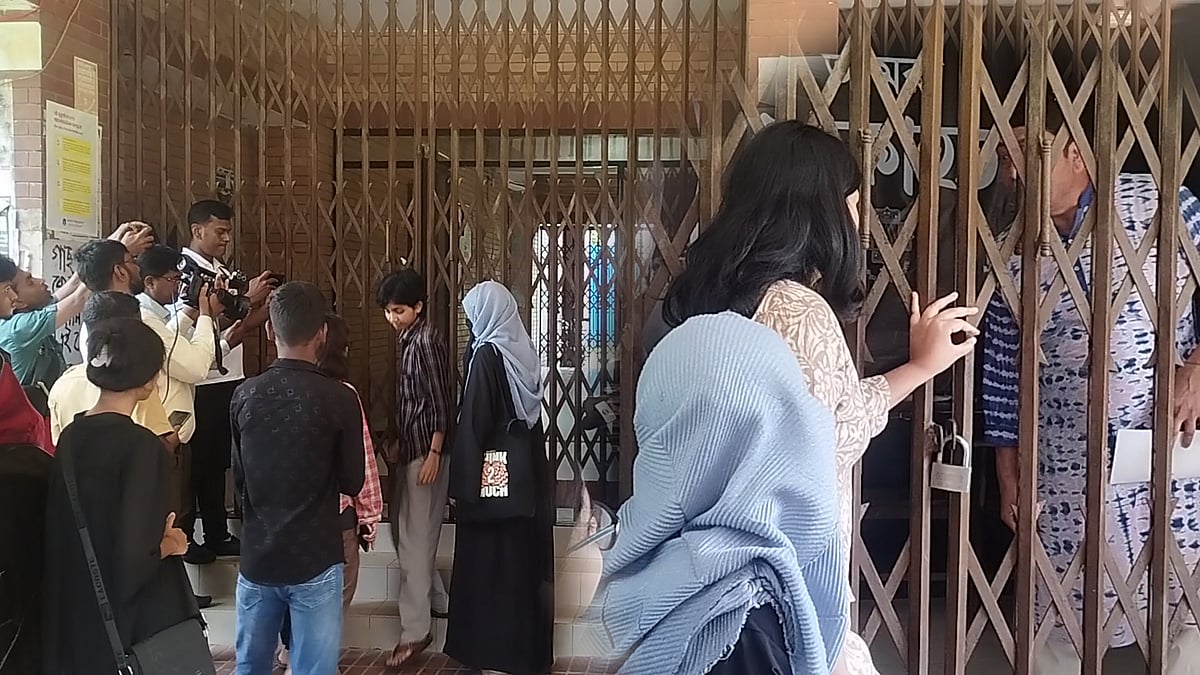 জাবিতে ধর্ষণচেষ্টা: প্রক্টর অফিসের পর এবার প্রশাসনিক ভবনেও তালা