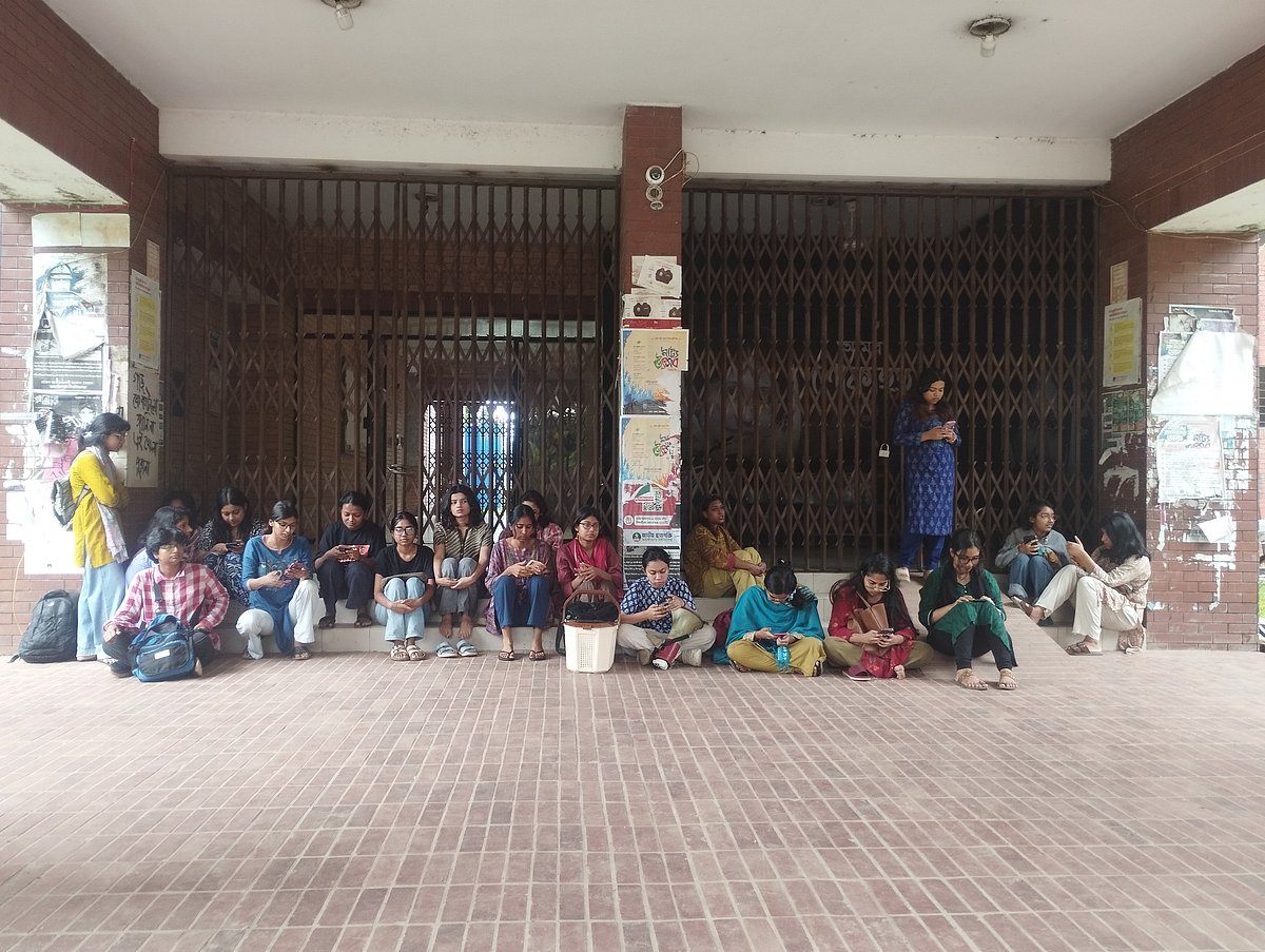জাহাঙ্গীরনগরে ধর্ষণচেষ্টার বিচার নিশ্চিতের দাবিতে প্রশাসনিক ভবন অবরোধ