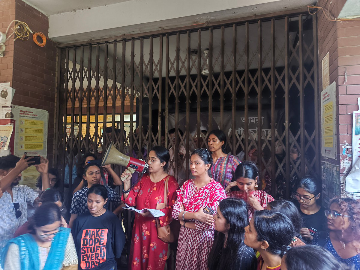 জাহাঙ্গীরনগর বিশ্ববিদ্যালয়ে ধর্ষণচেষ্টার বিচারের দাবিতে প্রশাসনিক ভবন অবরোধ, আট ঘণ্টা পর প্রত্যাহার