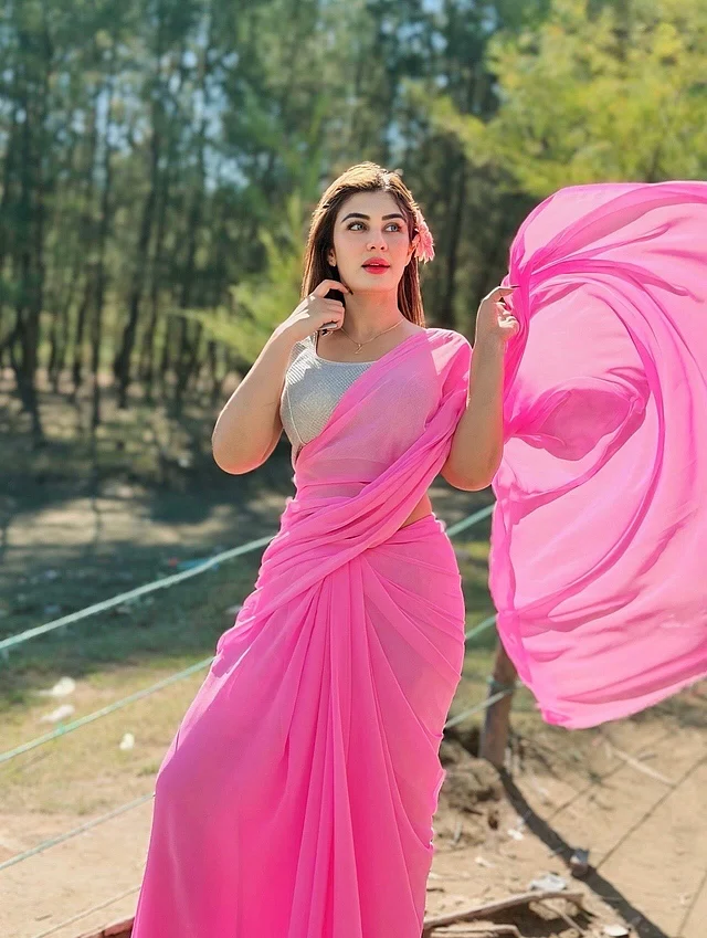 গোলাপি মনোক্রোম  শিফন শাড়িতে দেখা যাচ্ছে তাঁকে 