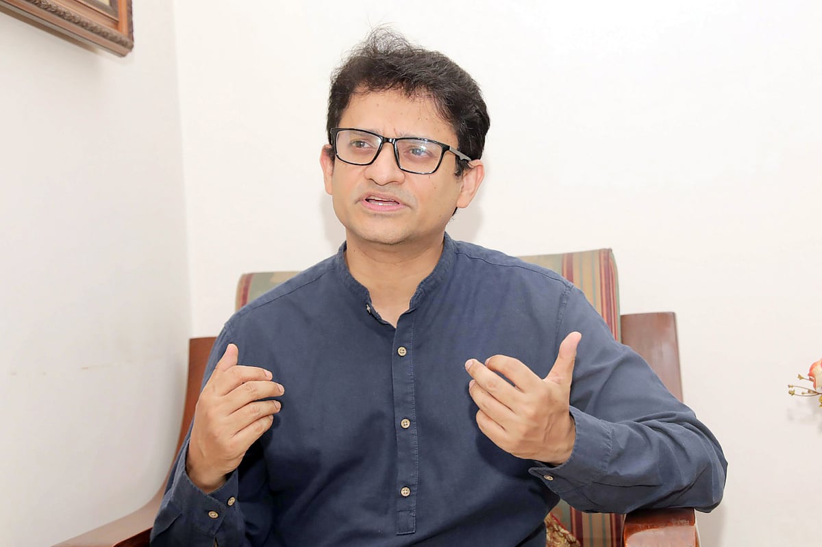 বিএনপি সরকার ত্রিমুখী চ্যালেঞ্জের মুখে দাঁড়িয়ে