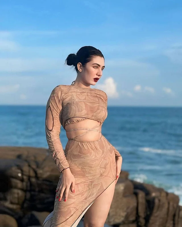 থাই স্লিট কাট আউট ন্যুড ড্রেসে সাগরপাড়ে জেবা 
