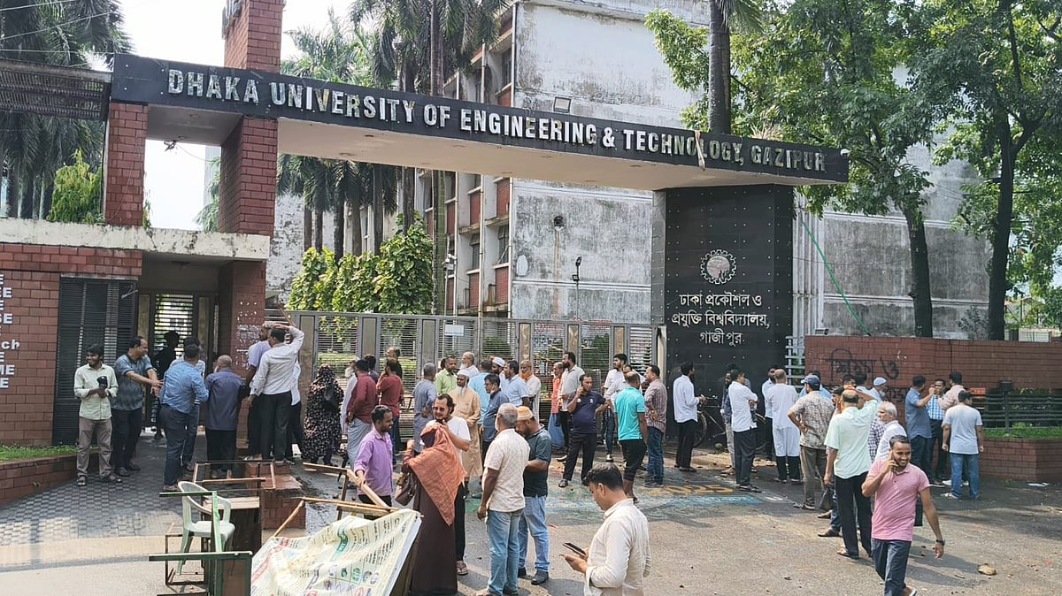 নতুন ভিসিকে ক্যাম্পাসে ঢুকতে বাধা, চলছে ‘ডুয়েট ব্লকেড’
