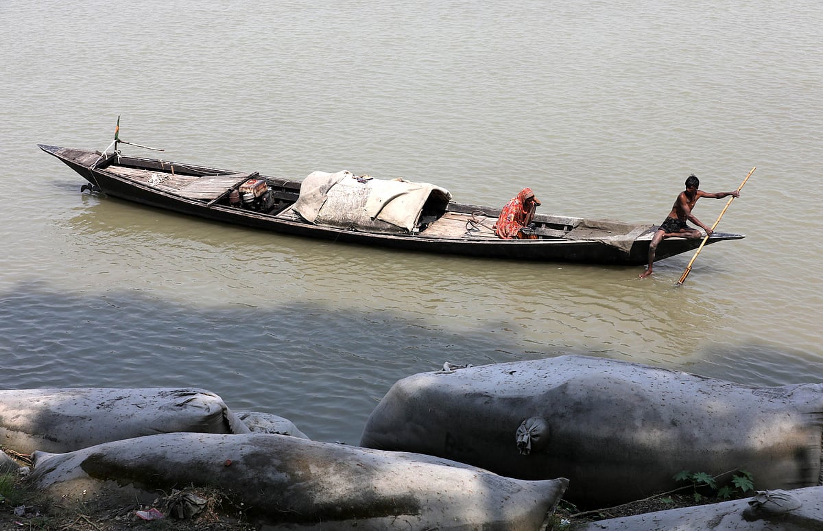 যমুনা নদীতে মাছ শিকারে যাচ্ছেন রব্বানী ও রুপালী দম্পতি
