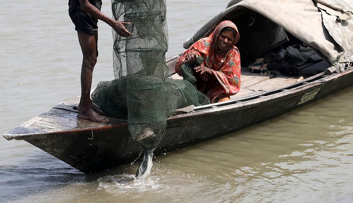 স্বামী-স্ত্রী মিলে নদীতে মাছ ধরেন তাঁরা