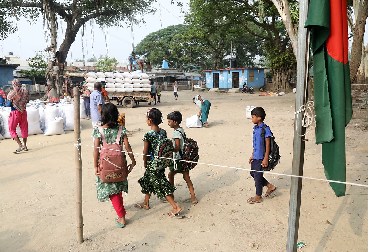 বিদ্যালয়ের মাঠে শিক্ষার্থীরা। সেখানে বসেছে হাট। 