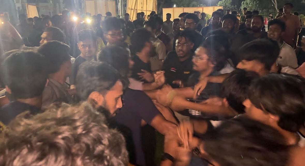 ইসলামী বিশ্ববিদ্যালয়ের বাসে উচ্চ শব্দে গান বাজানো নিয়ে দুই বিভাগের শিক্ষার্থীদের মধ্যে সংঘর্ষ-ভাঙচুর