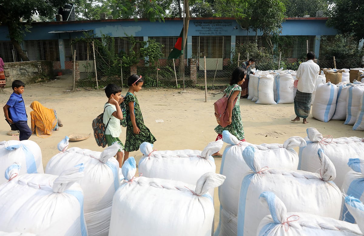 স্কুলের মাঠে হাট