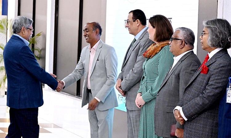 যুক্তরাজ্যে চিকিৎসা শেষে ফিরেছেন রাষ্ট্রপতি