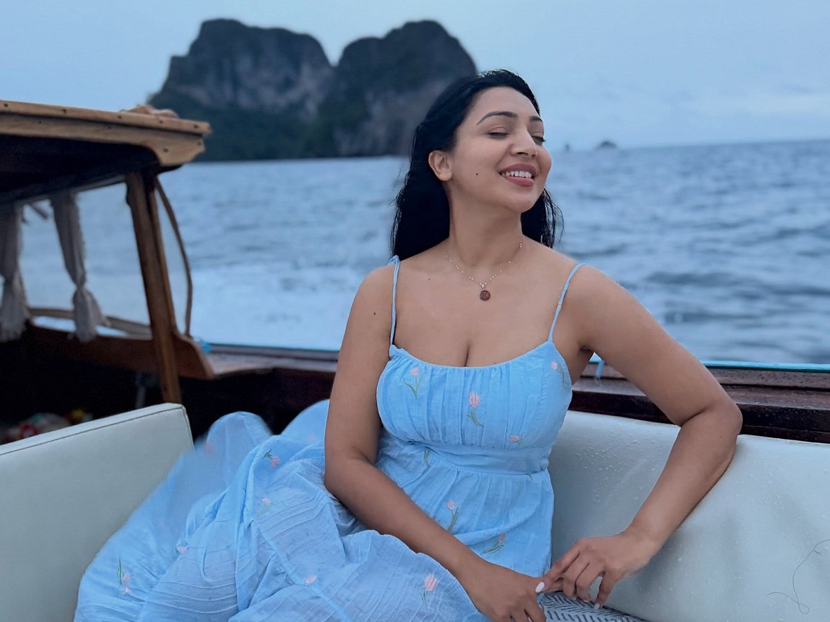 সমুদ্রে ফুরফুরে মেজাজে প্রভা, রইল ১০ নতুন ছবি