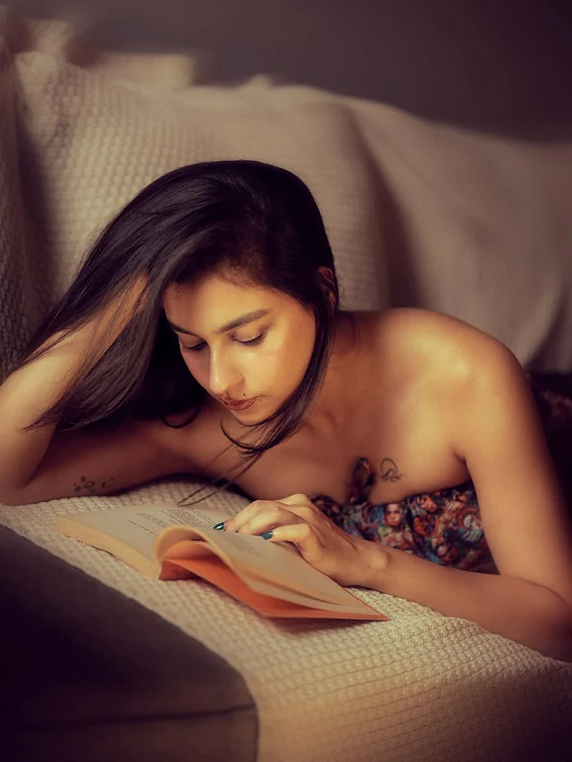এক ঢাল খোলা চুলে  আকর্ষণ ছড়াচ্ছেন তিনি 