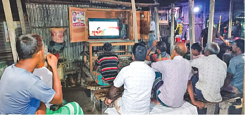 চা আর টিভিতে জমে ওঠে গ্রামীণ সন্ধ্যা